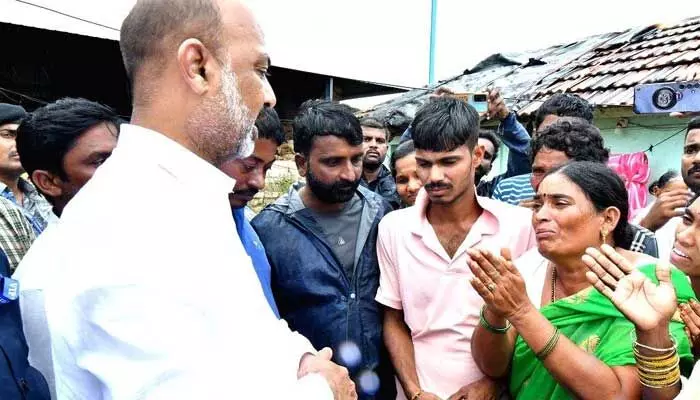 Sircilla floods: సిరిసిల్ల వరద బాధితులకు అండగా కేంద్ర మంత్రి.. ఆర్థిక సాయం ప్రకటన Sircilla floods: సిరిసిల్ల వరద బాధితులకు అండగా కేంద్ర మంత్రి.. ఆర్థిక సాయం ప్రకటన