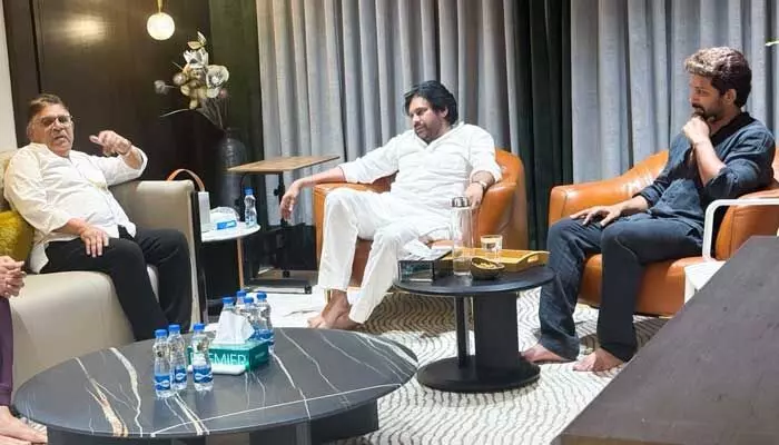 Pawan Kalyan: అల్లు కుటుంబాన్ని పరామర్శించిన పవన్ కల్యాణ్ Pawan Kalyan: అల్లు కుటుంబాన్ని పరామర్శించిన పవన్ కల్యాణ్