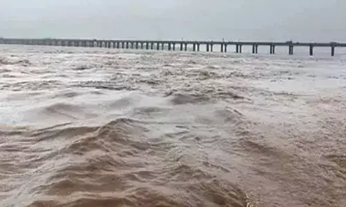 ధవళేశ్వరం వద్ద ఉద్ధృతంగా గోదావరి.. ఈ జిల్లాలకు అలర్ట్ జారీ