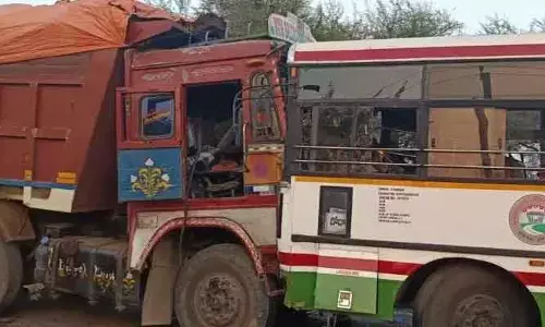 లారీ-ఆర్టీసీ బస్సు ఢీ.. 10 మందికి గాయాలు