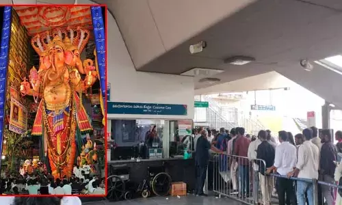 ఖైరతాబాద్ గణేషుడి దర్శనానికి పోటెత్తిన భక్తులు.. కిక్కిరిసిన మెట్రో స్టేషన్లు