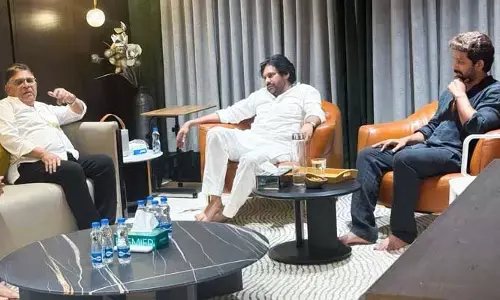 Pawan Kalyan: అల్లు కుటుంబాన్ని పరామర్శించిన పవన్ కల్యాణ్