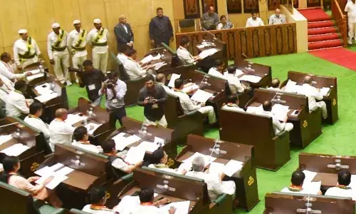 తెలంగాణ అసెంబ్లీలో గందరగోళం.. స్పీకర్ పోడియంను ముట్టడించిన బీఆర్ఎస్