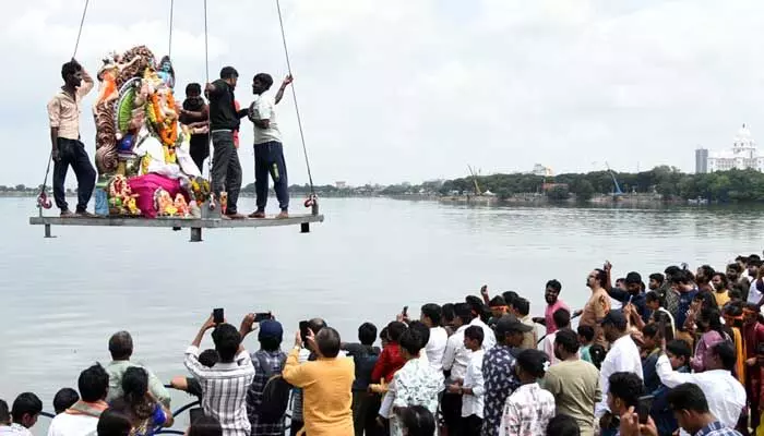 హై అలర్ట్.. నిమజ్జనానికి సర్వం సన్నద్ధం.. గ్రేటర్ పరిధిలో 303 కిలోమీటర్ల శోభాయాత్ర.. జీహెచ్ఎంసీ కీలక విజ్ఞప్తి హై అలర్ట్.. నిమజ్జనానికి సర్వం సన్నద్ధం.. గ్రేటర్ పరిధిలో 303 కిలోమీటర్ల శోభాయాత్ర.. జీహెచ్ఎంసీ కీలక విజ్ఞప్తి