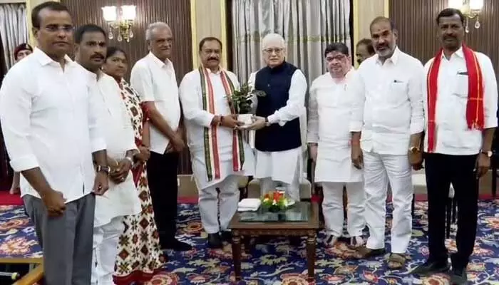 BC Reservations: బీసీ రిజర్వేషన్ల బిల్లును ఆమోదించండి.. గవర్నర్ను కలిసిన అఖిలపక్ష నేతలు BC Reservations: బీసీ రిజర్వేషన్ల బిల్లును ఆమోదించండి.. గవర్నర్ను కలిసిన అఖిలపక్ష నేతలు