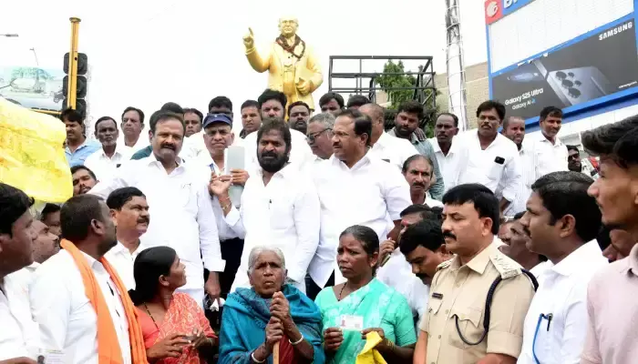 యూరియా కోసం రైతుల రాస్తారోకో యూరియా కోసం రైతుల రాస్తారోకో