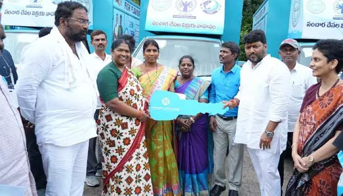 ప్రజాభవన్లో సంచార చేపల విక్రయ వాహనాల పంపిణీ.. ప్రారంభించిన మంత్రులు సీతక్క, వాకిటి ప్రజాభవన్లో సంచార చేపల విక్రయ వాహనాల పంపిణీ.. ప్రారంభించిన మంత్రులు సీతక్క, వాకిటి