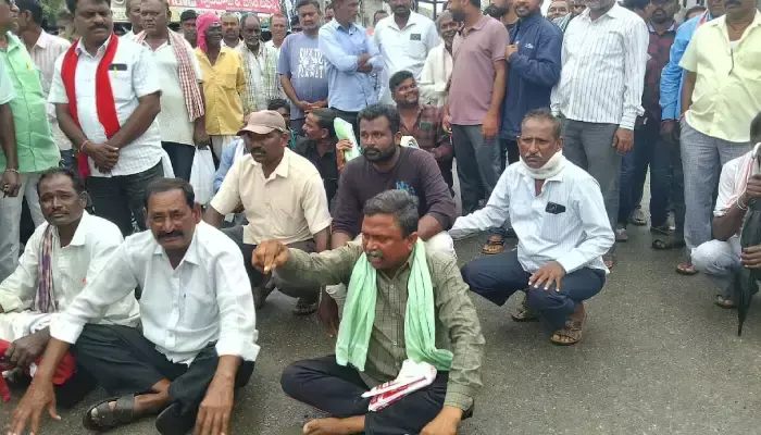 రోడ్డెక్కిన రైతులు...ట్రాఫిక్ కు అంతరాయం రోడ్డెక్కిన రైతులు...ట్రాఫిక్ కు అంతరాయం