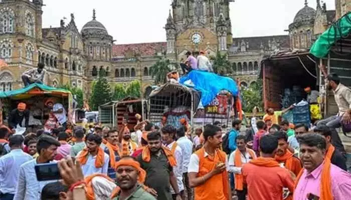 Bombay HC: రేపటి లోగా రోడ్లను ఖాళీ చేయాలి.. మరాఠా కోటా నిరసనలపై బాంబే హైకోర్టు సీరియస్ Bombay HC: రేపటి లోగా రోడ్లను ఖాళీ చేయాలి.. మరాఠా కోటా నిరసనలపై బాంబే హైకోర్టు సీరియస్
