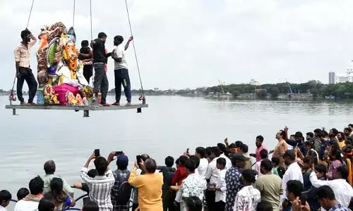 Ganesh immersions: వినాయక నిమజ్జనాలు.. ట్యాంక్‌బండ్‌ వద్ద మొదలైన సందడి