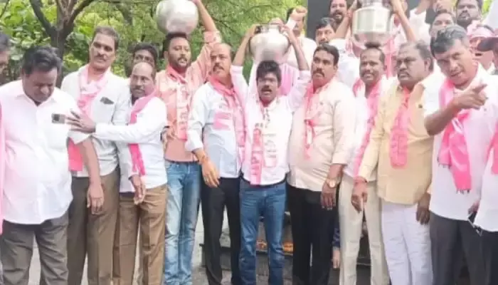 కాళేశ్వరం జలాలతో రసమయి బాలకిషన్ వినూత్న నిరసన