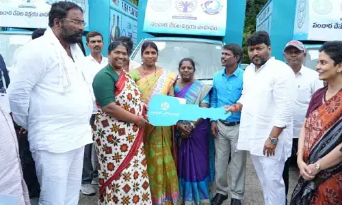 ప్రజాభవన్‌లో సంచార చేపల విక్రయ వాహనాల పంపిణీ.. ప్రారంభించిన మంత్రులు సీతక్క, వాకిటి