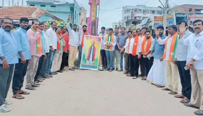 బండి సంజయ్  చిత్రపటానికి పాలాభిషేకం