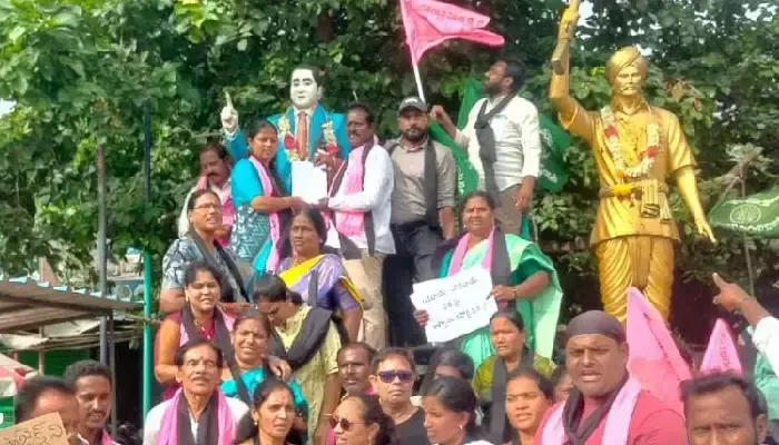 ఇల్లెందులో రోడ్డెక్కిన బీఆర్ఎస్ వర్గపోరు