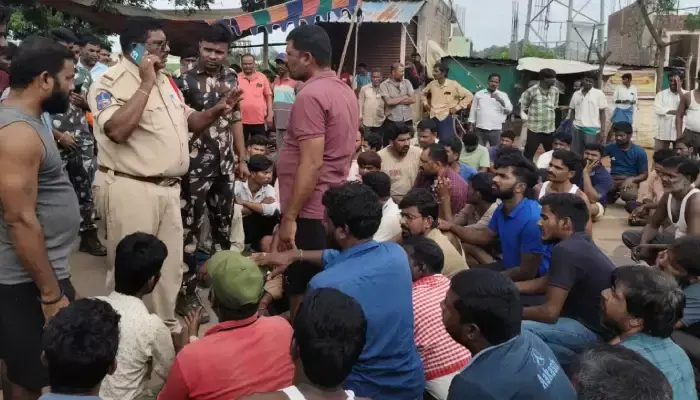 రోడ్డుపై బైఠాయించిన లారీ డ్రైవర్లు