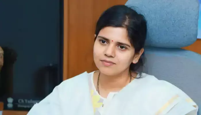 వీధి కుక్కల నియంత్రణపై అవగాహన కల్పించండి : కలెక్టర్