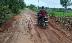 కంకర వేశారు.. రోడ్డు మరిచారు కంకర వేశారు.. రోడ్డు మరిచారు