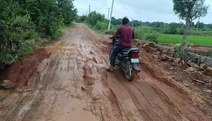 కంకర వేశారు.. రోడ్డు మరిచారు కంకర వేశారు.. రోడ్డు మరిచారు