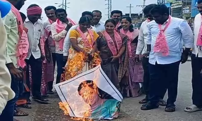 హరీష్ రావు, మాజీ ఎంపీపై అనుచిత వ్యాఖ్యలు.. ఎమ్మెల్సీ కవిత ఫ్లెక్సీ దహనం హరీష్ రావు, మాజీ ఎంపీపై అనుచిత వ్యాఖ్యలు.. ఎమ్మెల్సీ కవిత ఫ్లెక్సీ దహనం
