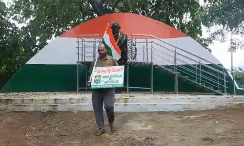 ఫ్రీ బస్సు స్కీం ఎఫెక్ట్: రోడ్డున పడ్డ ఆటో డ్రైవర్