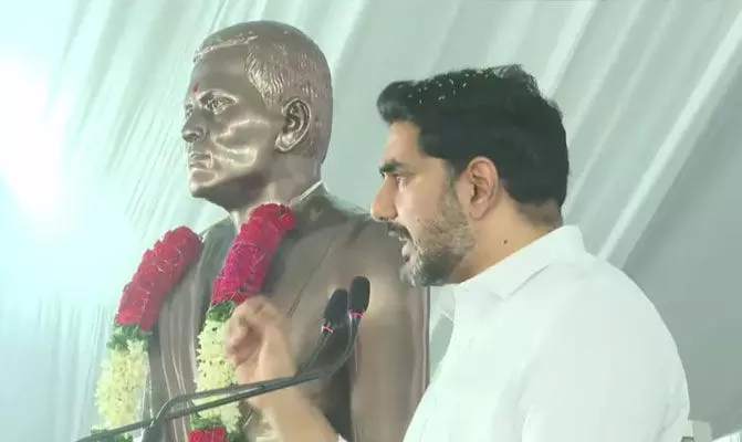 దారి చూపిన దీపం పొట్టి శ్రీరాములు.. మంత్రి నారా లోకేశ్ దారి చూపిన దీపం పొట్టి శ్రీరాములు.. మంత్రి నారా లోకేశ్