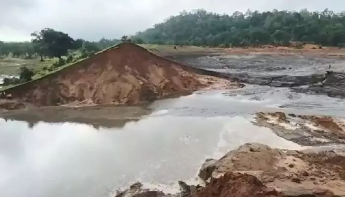 Dam collapses: 40 ఏళ్ల నాటి డ్యామ్ తెగి గ్రామంలోకి అకస్మాత్తుగా వరద.. ఏడుగురు మృతి Dam collapses: 40 ఏళ్ల నాటి డ్యామ్ తెగి గ్రామంలోకి అకస్మాత్తుగా వరద.. ఏడుగురు మృతి
