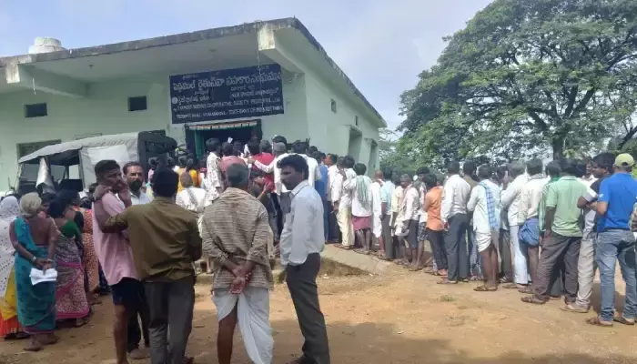 యూరియా ఇస్తేనే ఇక్కడి నుంచి పోతాం యూరియా ఇస్తేనే ఇక్కడి నుంచి పోతాం