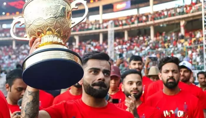 బెంగళూరు తొక్కిసలాటపై ఎమోషనల్ అయిన కోహ్లీ.. సోషల్ మీడియాలో పోస్టు బెంగళూరు తొక్కిసలాటపై ఎమోషనల్ అయిన కోహ్లీ.. సోషల్ మీడియాలో పోస్టు