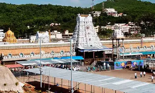 తిరుమలలో భక్తులకు మోసం.. సీరియస్ వార్నింగ్ ఇచ్చిన టీటీడీ