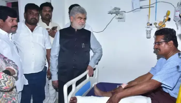 మాజీ సర్పంచ్  ను పరామర్శించిన స్పీకర్ గడ్డం ప్రసాద్