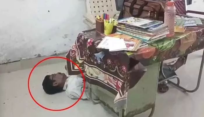 ఆచార్య.. సిగ్గు సిగ్గు! మద్యం సేవించి విధులకు ఉపాధ్యాయుడు (వీడియో వైరల్) ఆచార్య.. సిగ్గు సిగ్గు! మద్యం సేవించి విధులకు ఉపాధ్యాయుడు (వీడియో వైరల్)