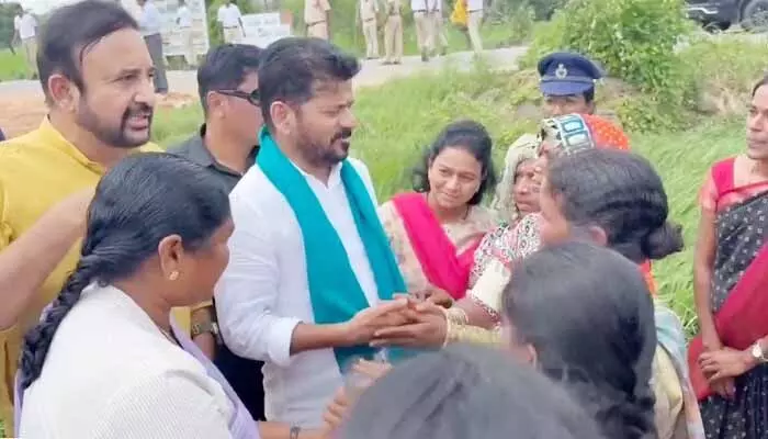 వర్షాలతో పంట నష్టపోయిన రైతులకు ఊరట.. పరిహారంపై సీఎం రేవంత్ కీలక ఆదేశాలు వర్షాలతో పంట నష్టపోయిన రైతులకు ఊరట.. పరిహారంపై సీఎం రేవంత్ కీలక ఆదేశాలు