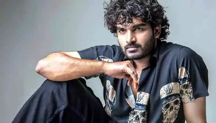 Kiran Abbavaram: లవర్ లేని వాళ్లు ఊహించుకోండి అంటూ రొమాంటిక్ పోస్టర్ షేర్ చేసిన హీరో Kiran Abbavaram: లవర్ లేని వాళ్లు ఊహించుకోండి అంటూ రొమాంటిక్ పోస్టర్ షేర్ చేసిన హీరో