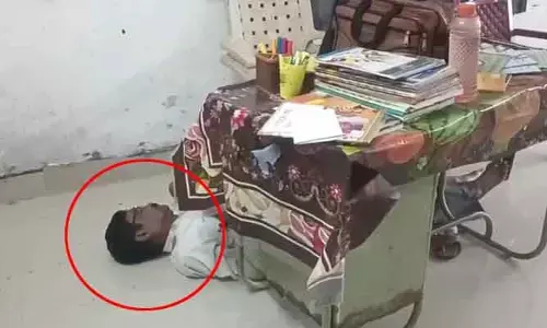 ఆచార్య.. సిగ్గు సిగ్గు! మద్యం సేవించి విధులకు ఉపాధ్యాయుడు (వీడియో వైరల్)