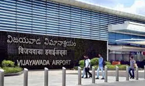 విజయవాడ - బెంగళూరు విమానానికి తప్పిన ముప్పు..