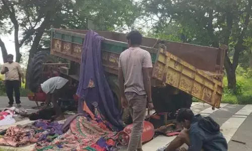 వినాయక నిమజ్జనంలో విషాదం..ట్రాక్టర్ బోల్తా, ఒక‌రు మృతి
