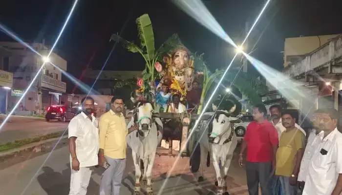 ఎద్దుల బండిపై గ‌ణ‌ప‌తి..ప‌ట్ట‌ణంలో అరుదైన దృశ్యం