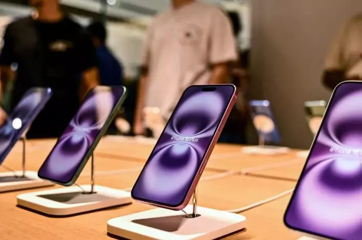 Apple: భారత్లో యాపిల్ రికార్డు స్థాయి అమ్మకాలు Apple: భారత్లో యాపిల్ రికార్డు స్థాయి అమ్మకాలు