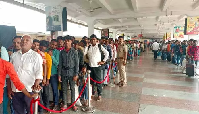 ఫెస్టివల్ రష్.. సికింద్రాబాద్ రైల్వే స్టేషన్లో భారీగా రద్దీ ఫెస్టివల్ రష్.. సికింద్రాబాద్ రైల్వే స్టేషన్లో భారీగా రద్దీ