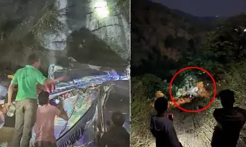 లోయలో పడిపోయిన బస్సు.. ఏకంగా 15 మంది దుర్మరణం