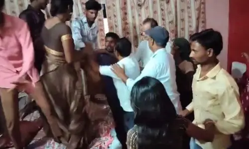 సమోసాలు తీసుకురాలేదని భర్త, మామను చితకబాదిన మహిళ.. వీడియో వైరల్