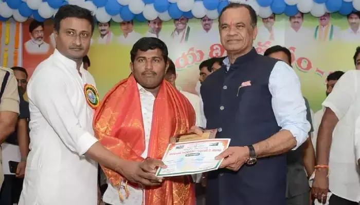 ఉత్తమ ఉపాధ్యాయ అవార్డు అందుకున్న వెంకటాపురం సతీష్