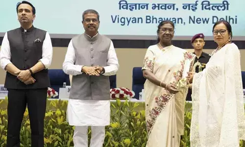 45 మంది టీచర్లకు అవార్డులు అందించిన ప్రెసిడెంట్ ముర్ము
