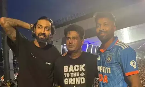 పాండ్యా బ్రదర్స్ హ్యాట్సాప్.. గురువుకు అండగా నిలిచిన హార్దిక్, కృనాల్