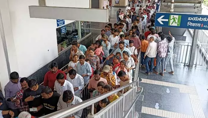HYD: ‘వామ్మో.. ఏంటీ జనాలు’.. కిక్కిరిసిన మెట్రో స్టేషన్ (Photos) HYD: ‘వామ్మో.. ఏంటీ జనాలు’.. కిక్కిరిసిన మెట్రో స్టేషన్ (Photos)