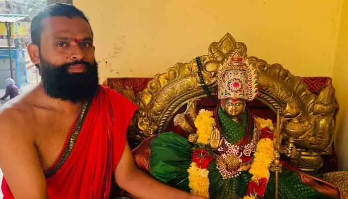 చంద్రగ్రహణం ఎఫెక్ట్.. వనదుర్గమ్మ దర్శనం నిలిపివేత చంద్రగ్రహణం ఎఫెక్ట్.. వనదుర్గమ్మ దర్శనం నిలిపివేత