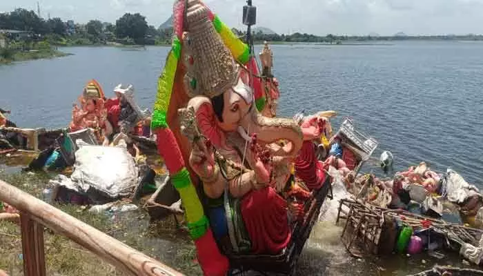 Ganesh Immersion : మన్నించు వినాయక.. నిమజ్జనం నిర్లక్ష్యం Ganesh Immersion : మన్నించు వినాయక.. నిమజ్జనం నిర్లక్ష్యం