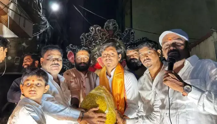లడ్డూ దక్కించుకున్న ముస్లిం...వరుసగా రెండోసారి లడ్డూ దక్కించుకున్న ముస్లిం...వరుసగా రెండోసారి
