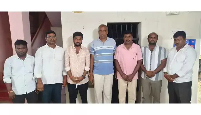 పేకాట స్థావరంపై ఎస్వోటీ పోలీసుల దాడి పేకాట స్థావరంపై ఎస్వోటీ పోలీసుల దాడి