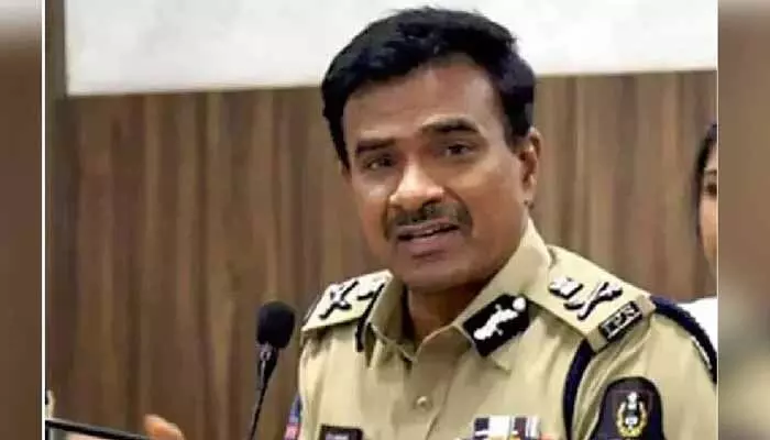 నిమజ్జనాల్లో 35 హైరైస్ కెమెరాలు, 9 డ్రోన్ కెమెరాలతో గస్తీ : సీపీ సీవీ ఆనంద్ నిమజ్జనాల్లో 35 హైరైస్ కెమెరాలు, 9 డ్రోన్ కెమెరాలతో గస్తీ : సీపీ సీవీ ఆనంద్